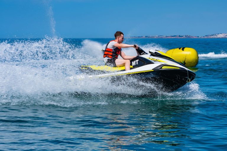 Condutor a fazer uma curva rápida de jet ski